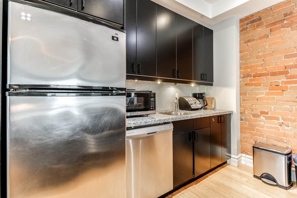 Modern kitchen in a Toronto apartment, ideal for short-term lease.