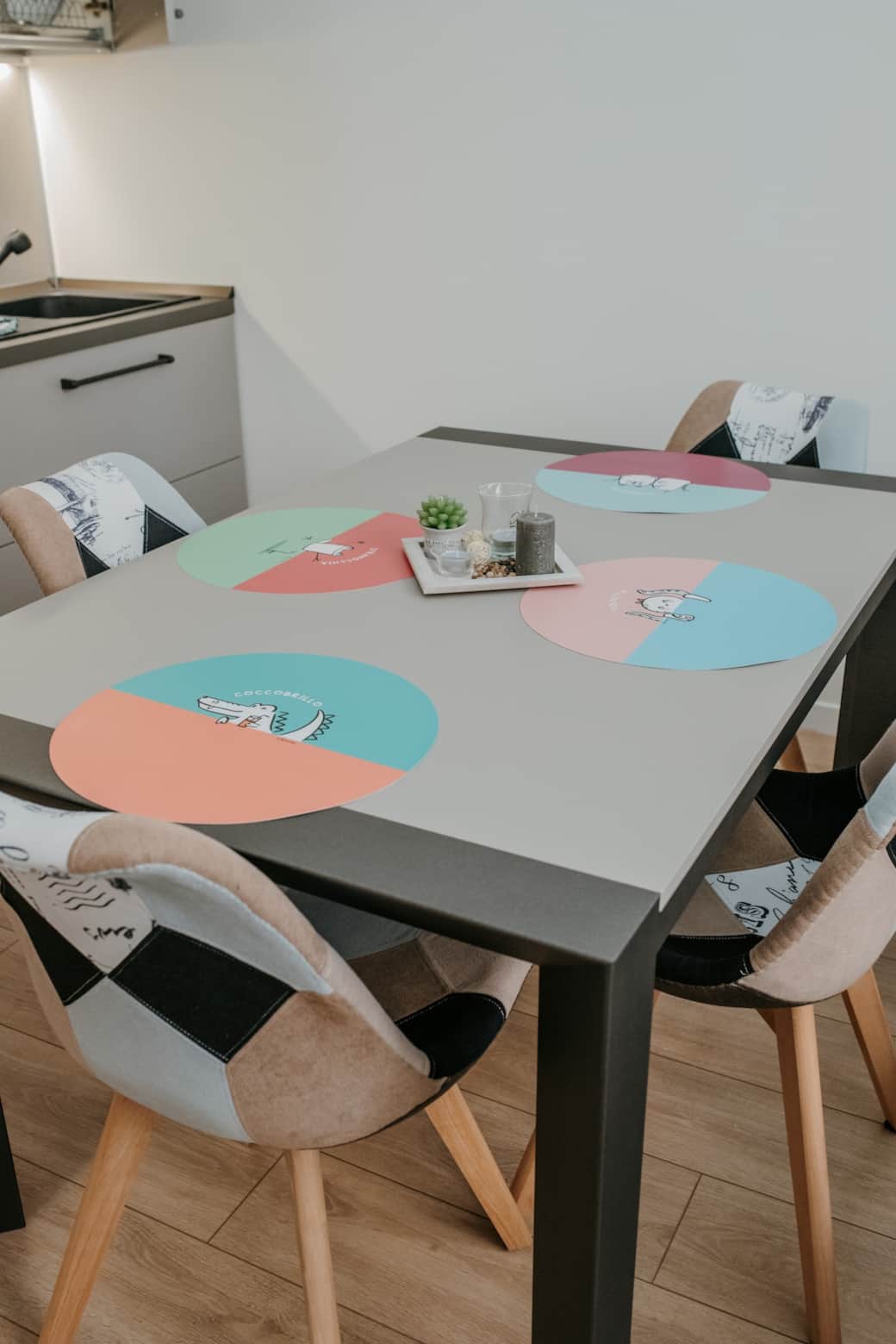 Tavolo pranzo con tovagliette realizzate in Sardegna da Ideame