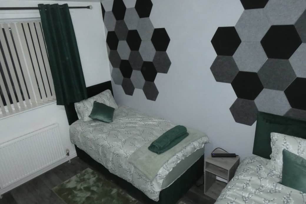 Bedroom with 2 single beds, Smart TV with wireless mobile screen sharing, single wardrobe and towels