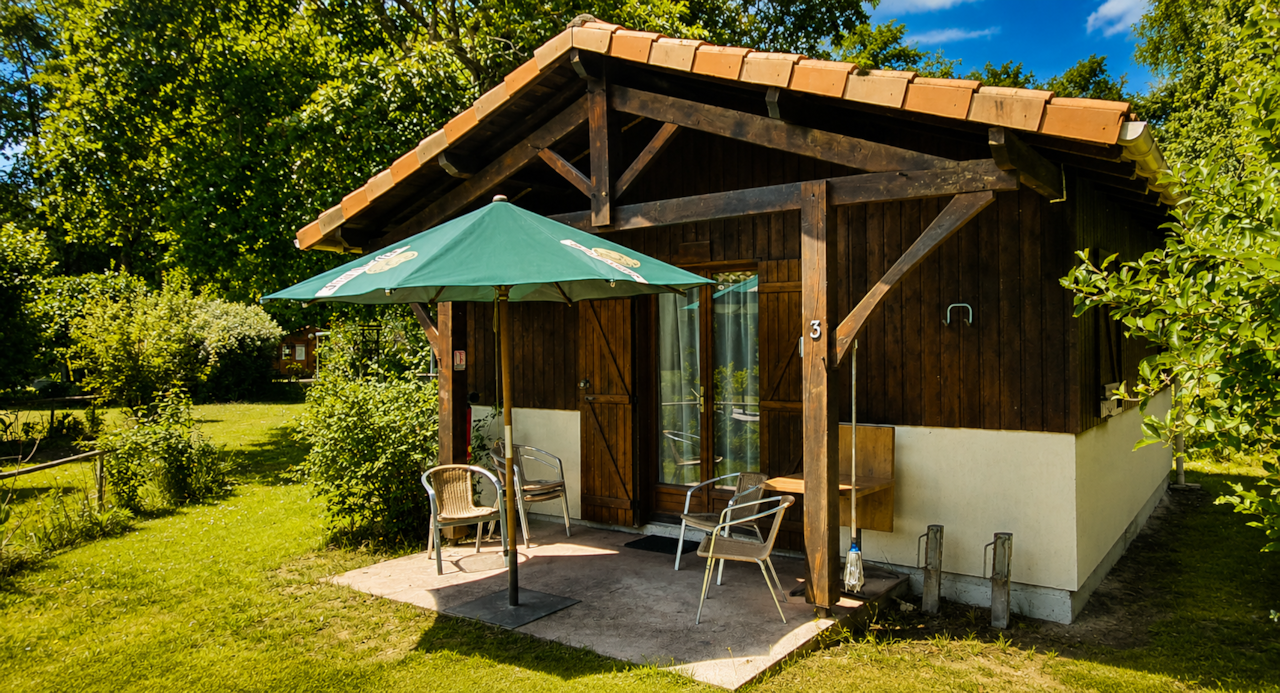 Cabane ensoleillée dans le jardin verdoyant