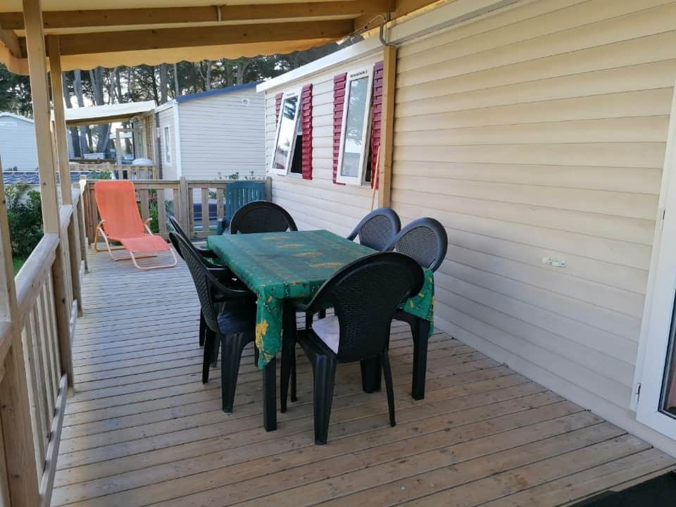 Terrasse semi-couverte et équipée