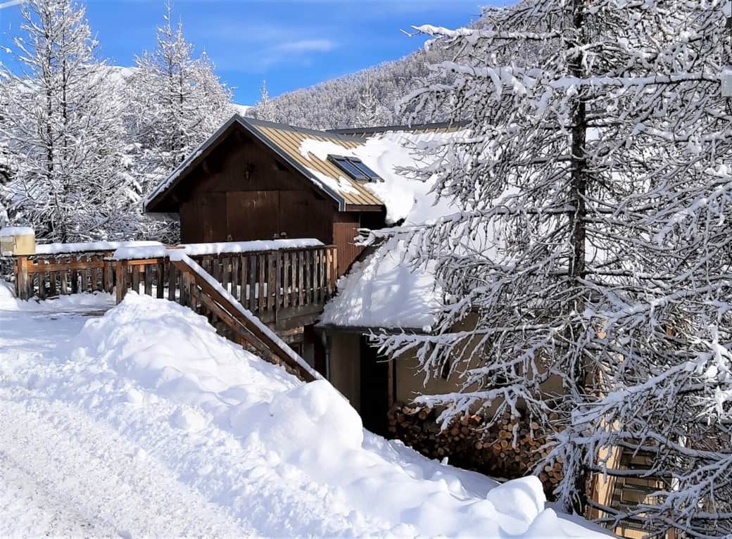 L'extérieur du chalet le Mouflon l'hiver. L'enneigement à Vars est assuré de décembre jusqu'à avril !