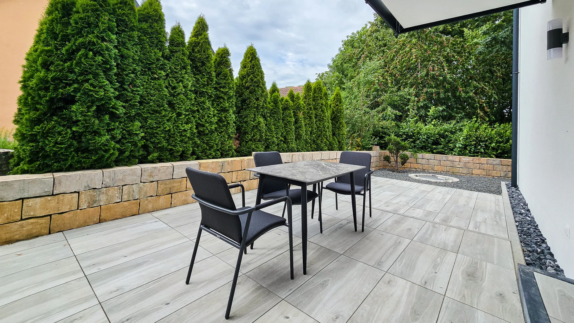 frensdorf-apartments-a1-terrasse-sitzbereich.png