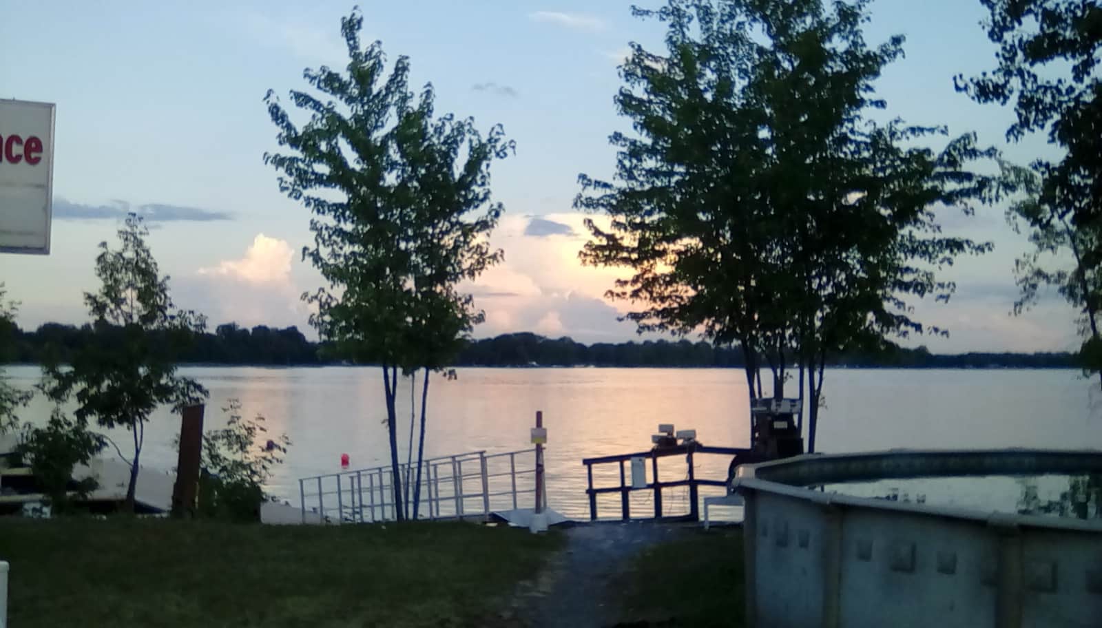 Piscine au sel avec vue sur le Richelieu (NON CHAUFFEE)