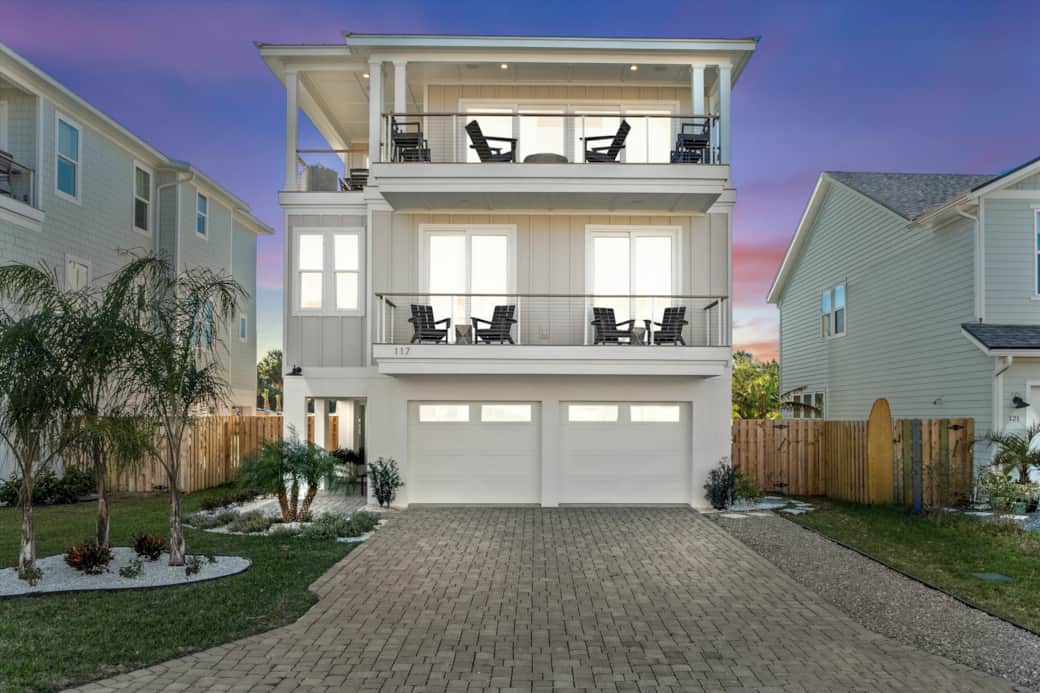 Front Yard and Driveway with Parking for 4 Cars. Front Yard and Driveway with Parking for 4 Cars.