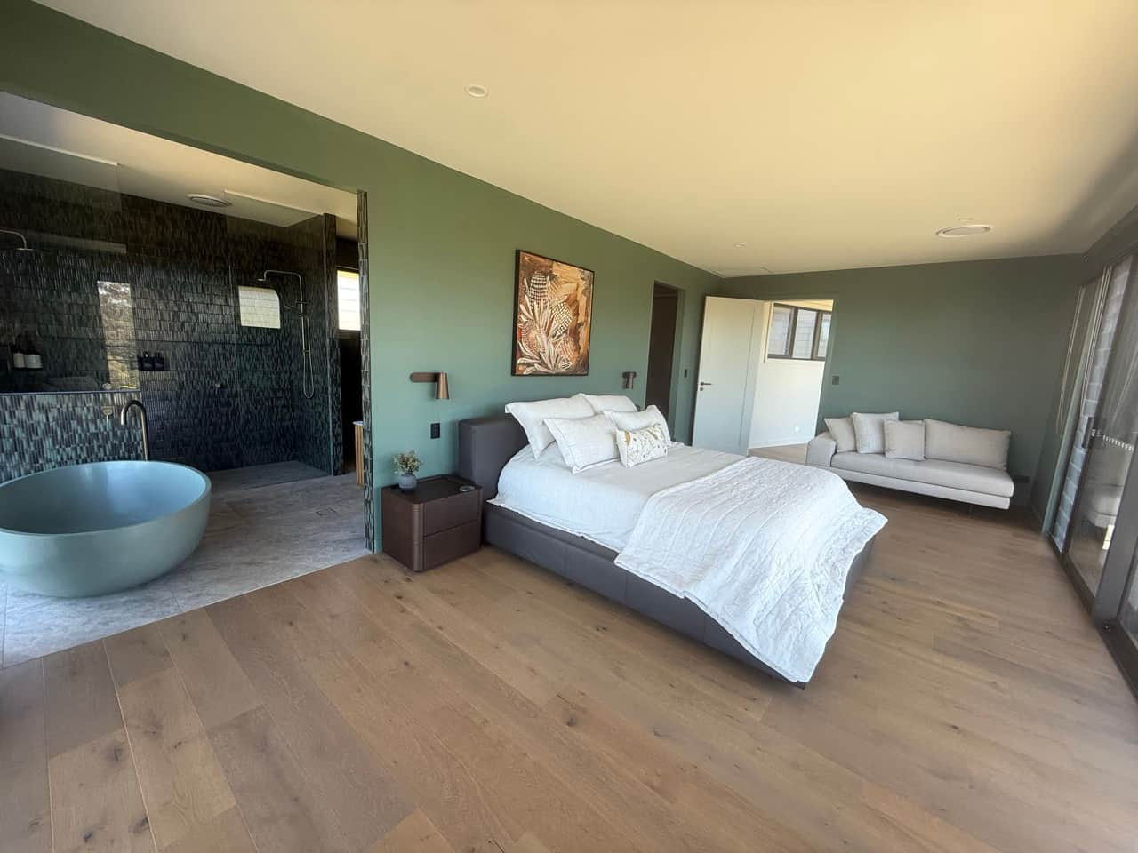Main Bed and Ensuite.jpeg