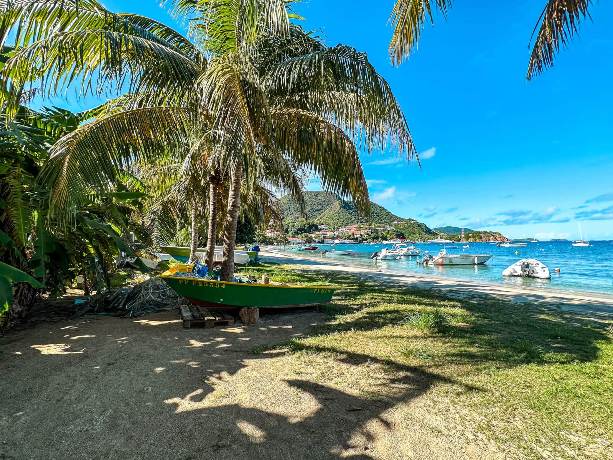 Plage et bateau pêcheur les Saintes