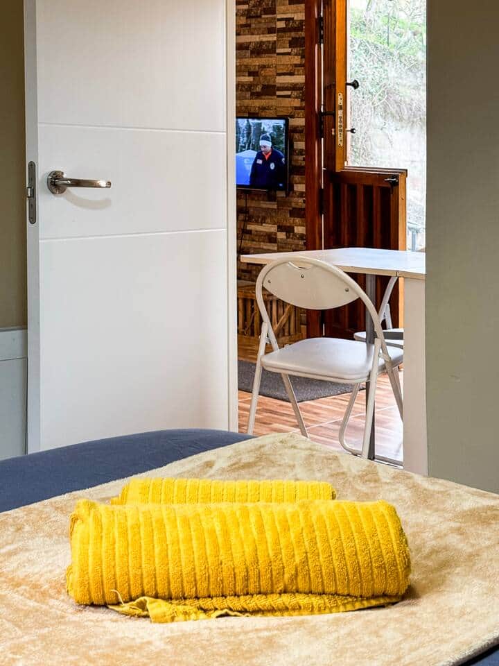 Comedor con mesa y salida a la terraza