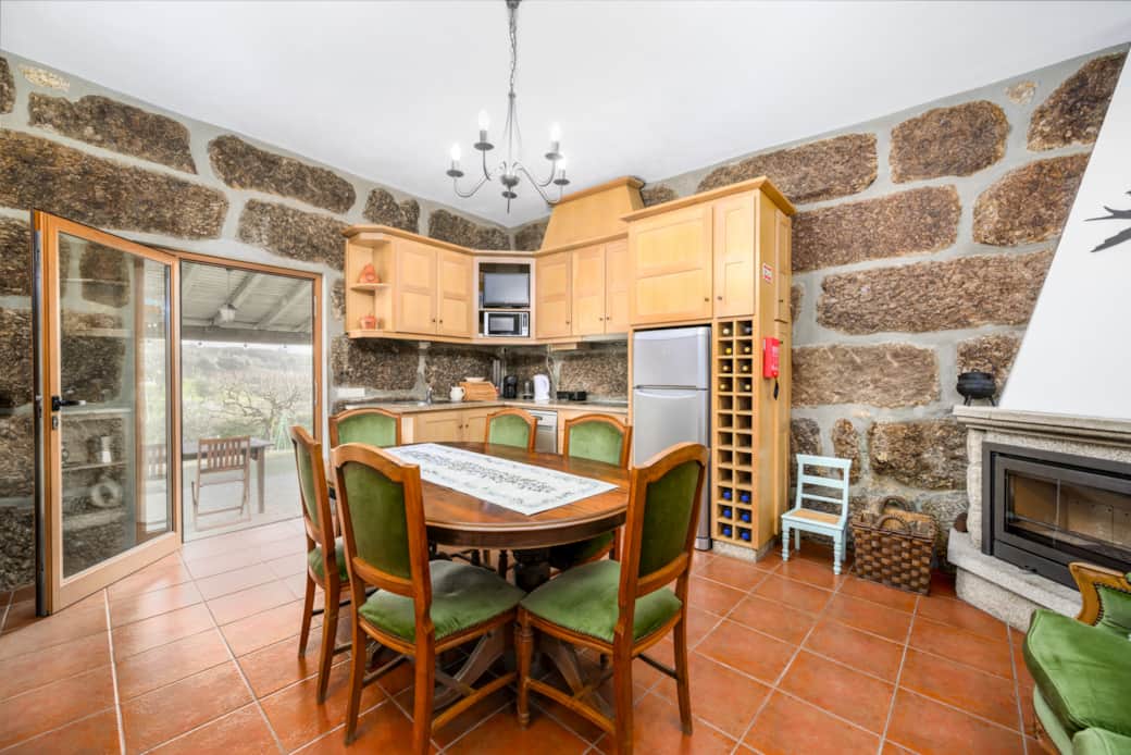 Sala acolhedora com recuperador de calor a lenha.