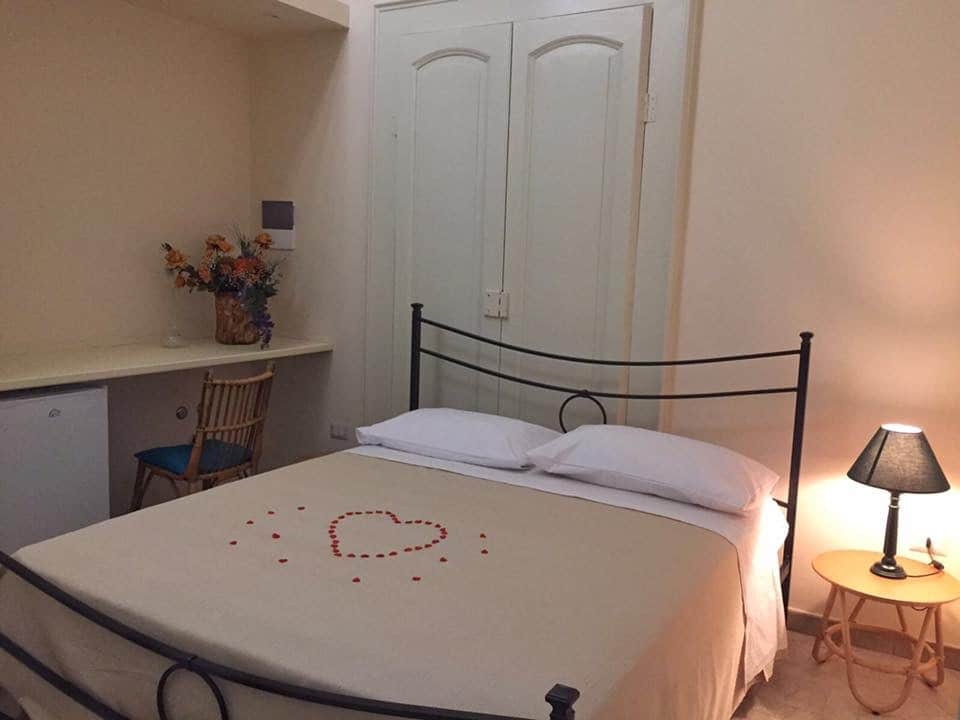 Letto, frigo e angolo