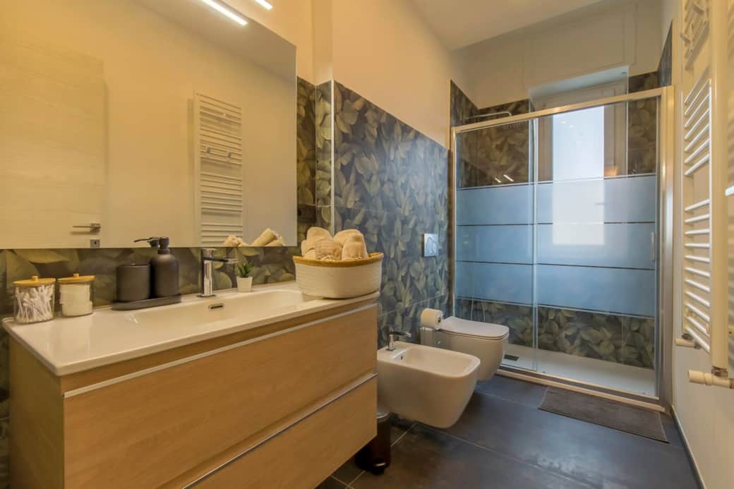 All the privacy of having two separate bathrooms. This is the first bathroom, bright, modern and equipped with a large shower cubicle. Courtesy kit supplied with: soaps, shower cap + towels, hair dryer, cotton swabs and make-up remover pads. All the privacy of having two separate bathrooms. This is the first bathroom, bright, modern and equipped with a large shower cubicle. Courtesy kit supplied with: soaps, shower cap + towels, hair dryer, cotton swabs and make-up remover pads.