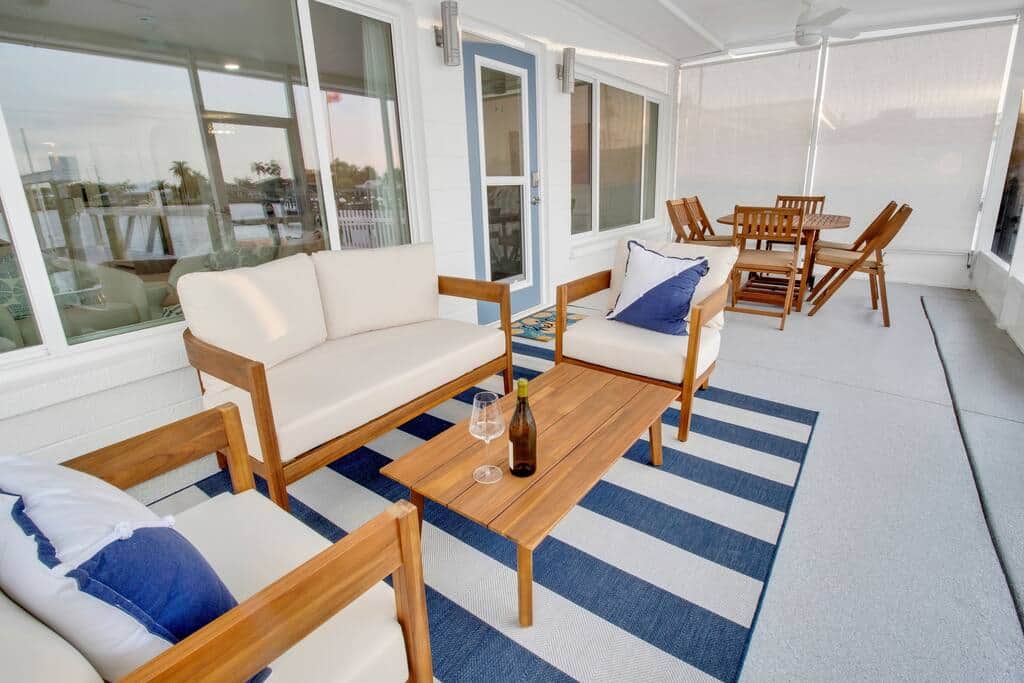 Outdoor screened in lanai