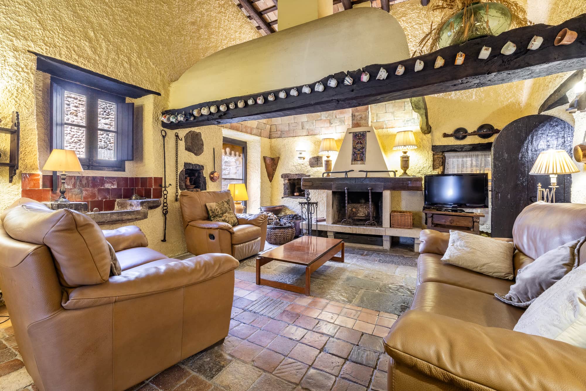 Sala de estar con chimenea