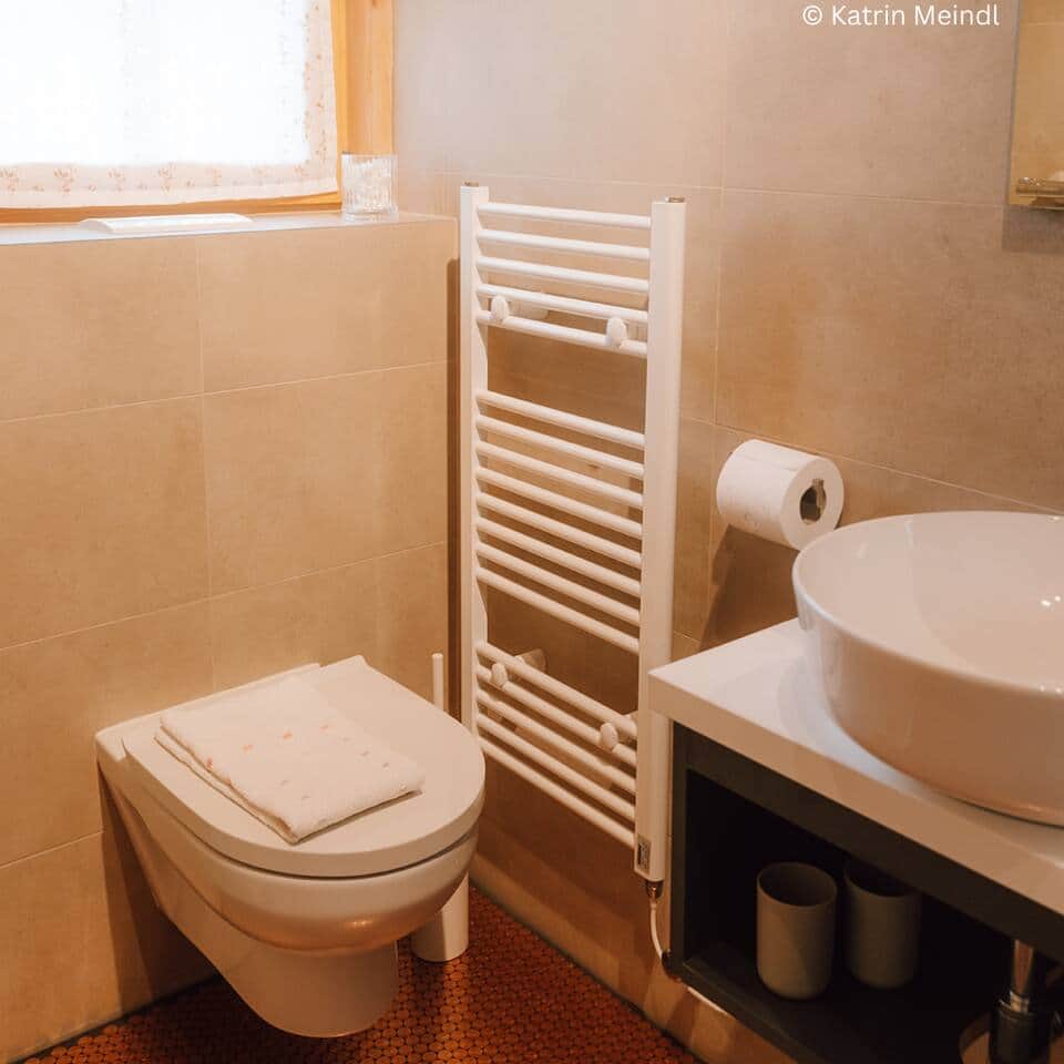 Mit der Handtuchheizung werden deine Handtücher super kuschelig und wärmen dich nach der Dusche. 