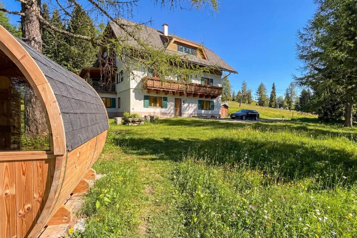 Berglodge Hochrindl mit Fasssauna und 590m² Naturgarten im Sommer, Gurktaler Alpen