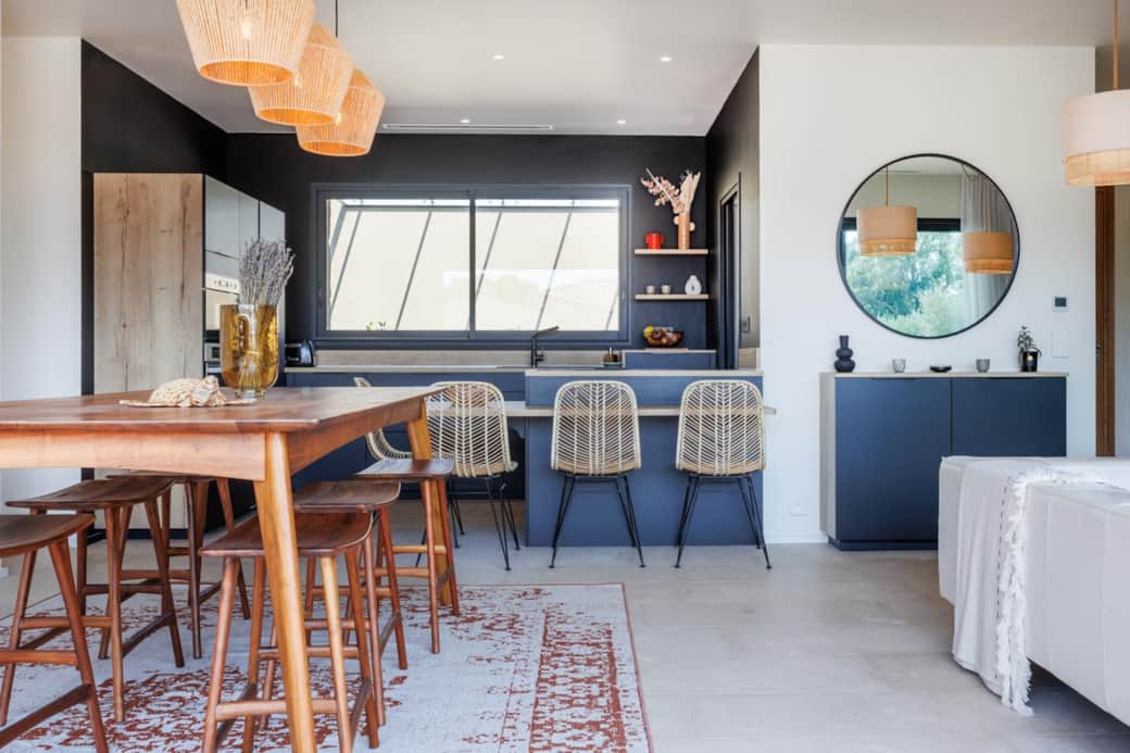 Cuisine contemporaine avec grand îlot central et tabouret