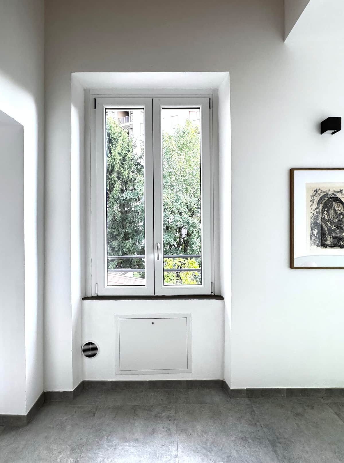 Parte del corridoio. A sinistra è presente la porta per la seconda camera da letto (con bagno in camera), a destra è presente la prima camera da letto (sempre con bagno in camera). Al muro un'opera di Marc Chagall.