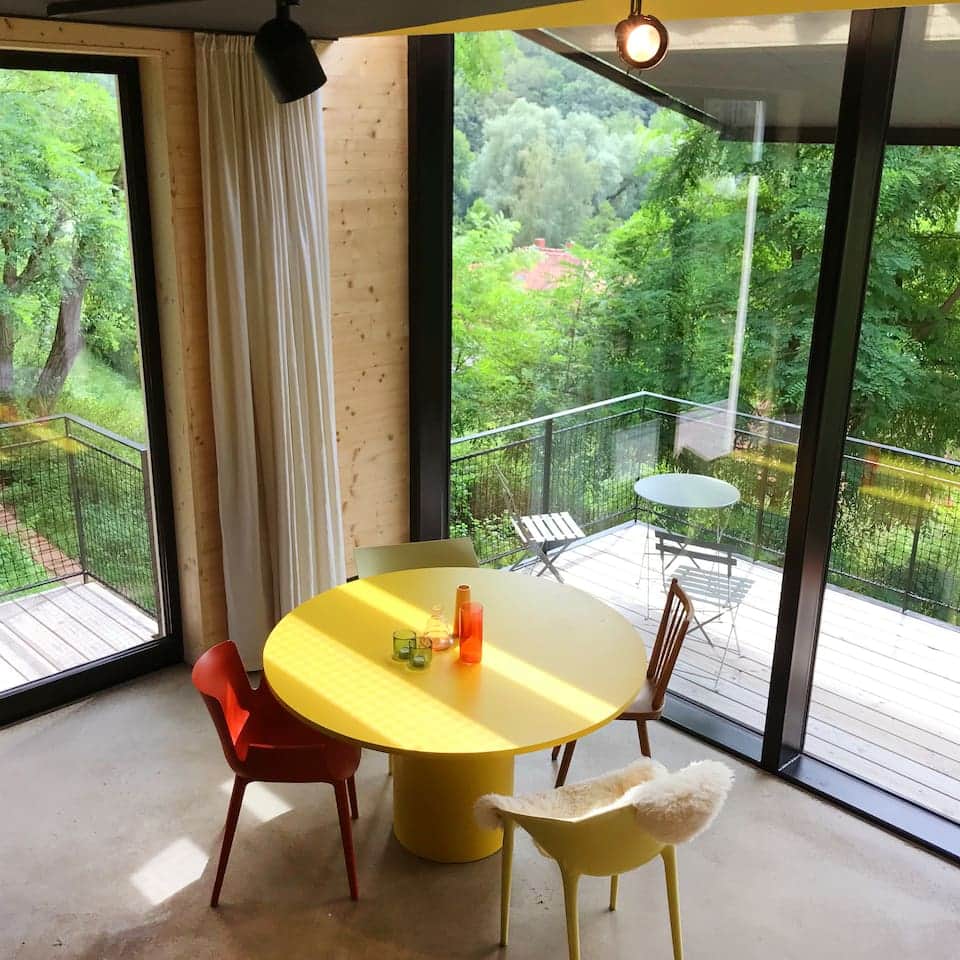 Szene von lebensfroher Moderne mit Garten im Hintergrund.