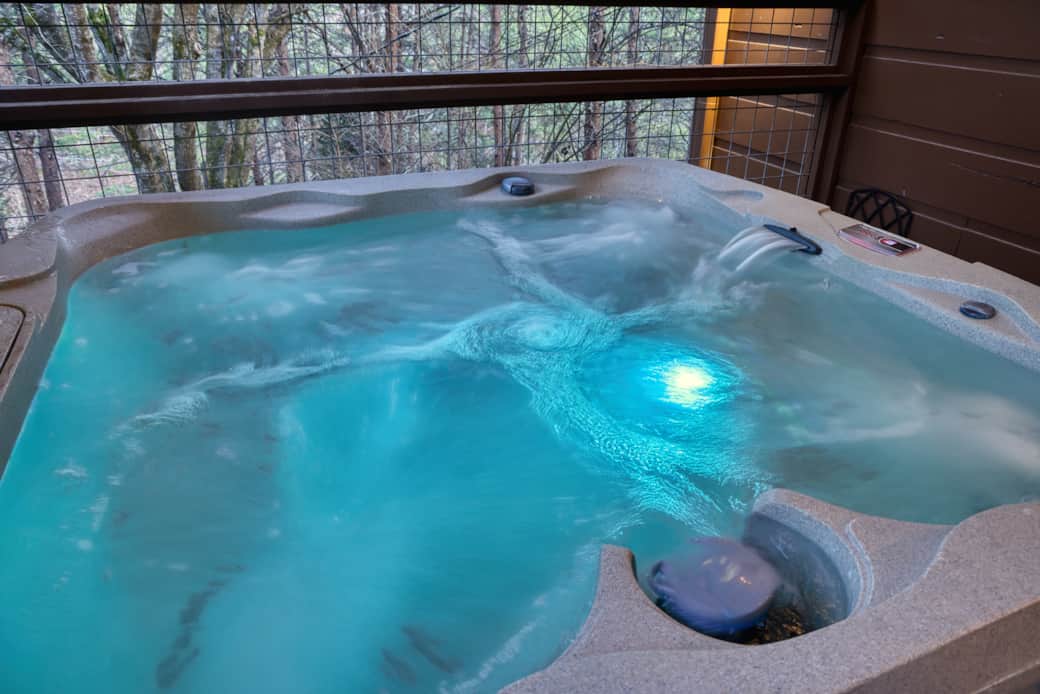 Plenty of space for everyone in this XL hot tub! Plenty of space for everyone in this XL hot tub!