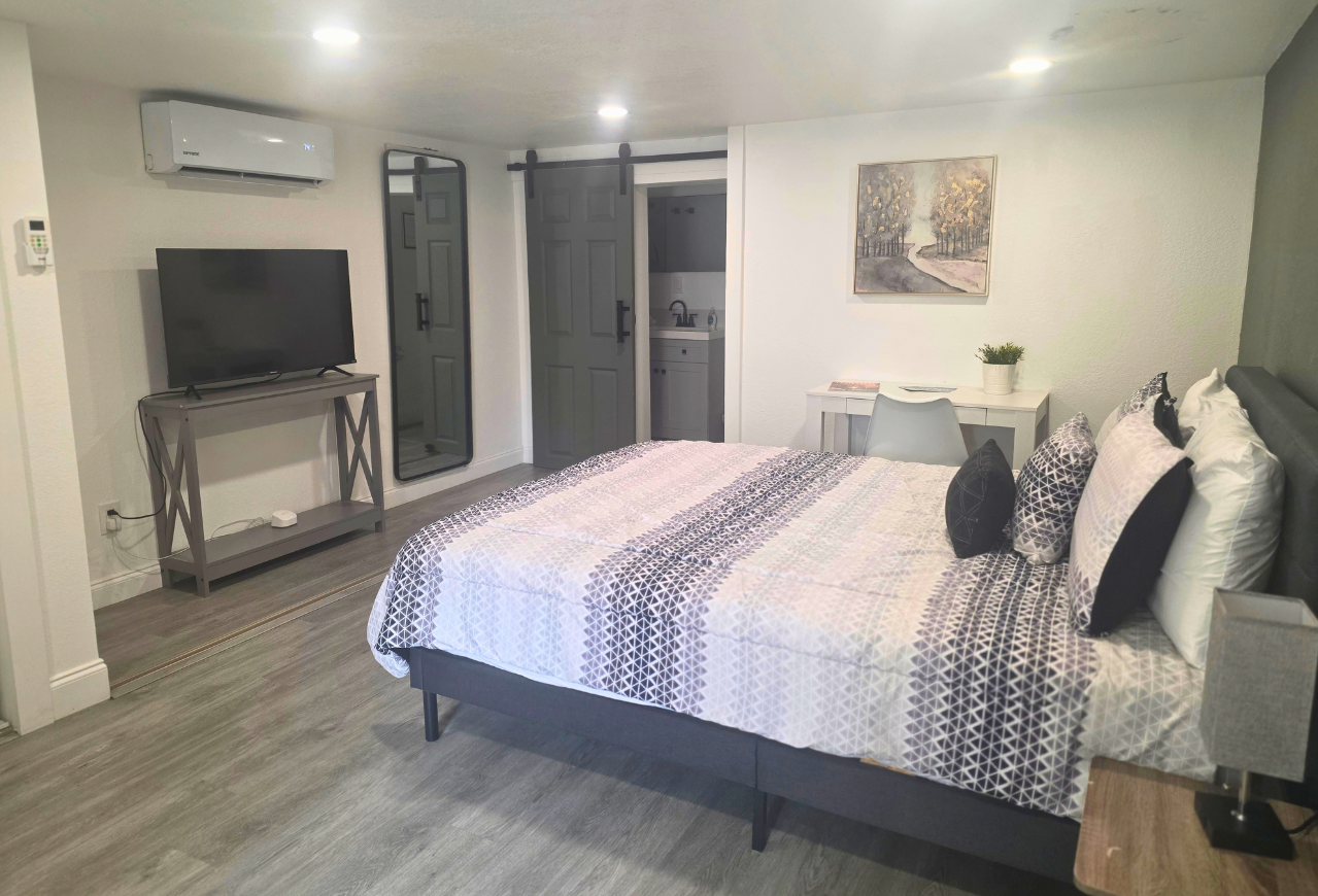 Work-ready desk & chair, Smart TV with coffee table, and A/C for added comfort. Lakeland, FL