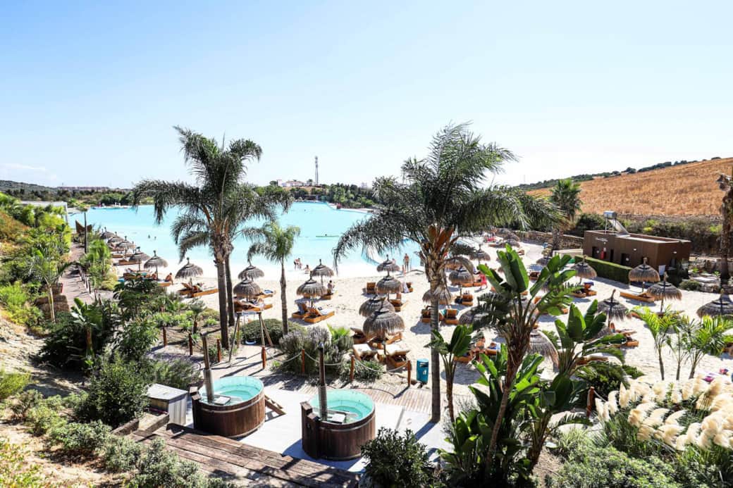 Wake up to paradise – exclusive access to Alcazaba Lagoon with crystal-clear turquoise waters. Wake up to paradise – exclusive access to Alcazaba Lagoon with crystal-clear turquoise waters.