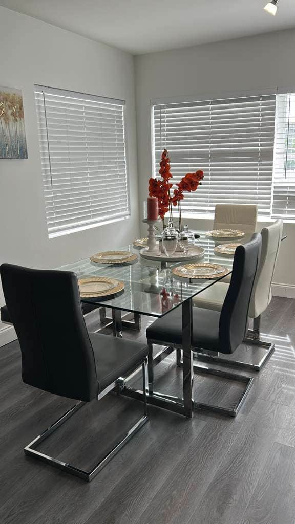 Stylish and spacious dining table for 6 with decorative details. Lakeland, FL Stylish and spacious dining table for 6 with decorative details. Lakeland, FL