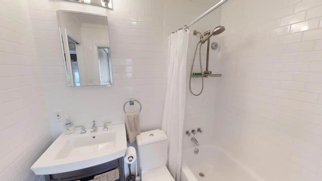 Clean off in the guest bath w/tub
