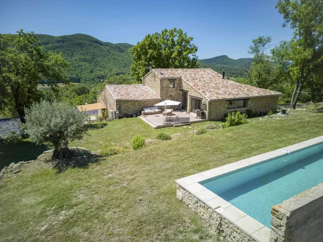 La piscine et la terrasse