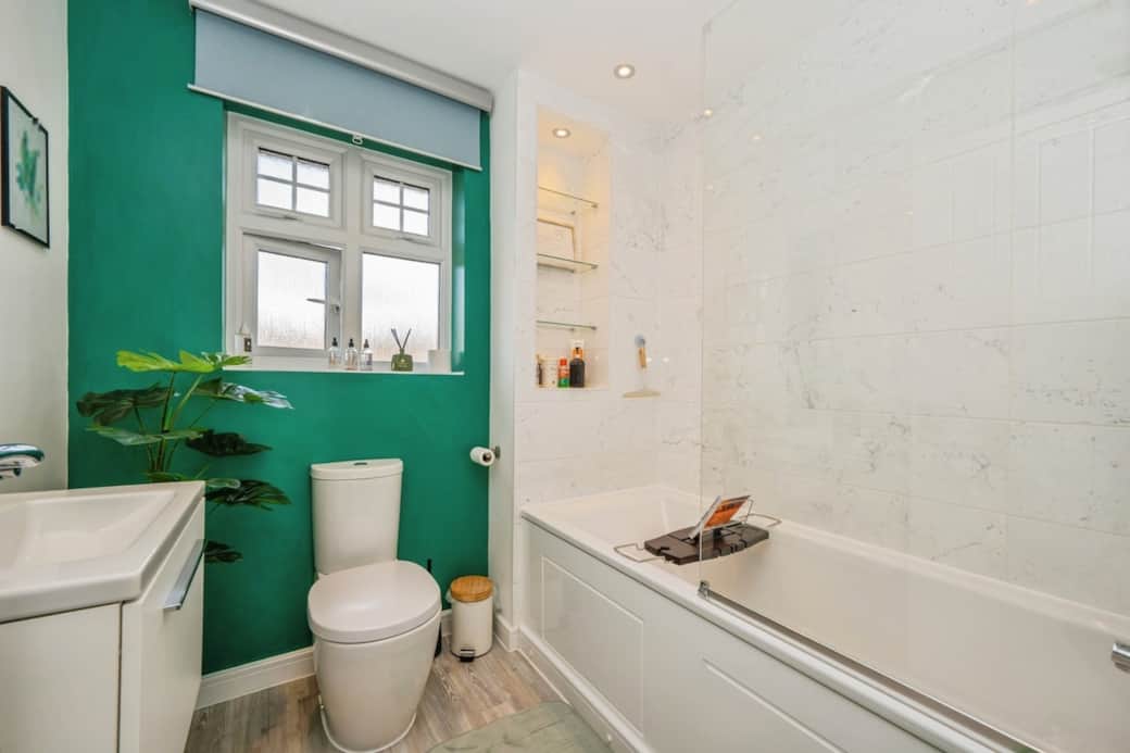 Main bathroom 