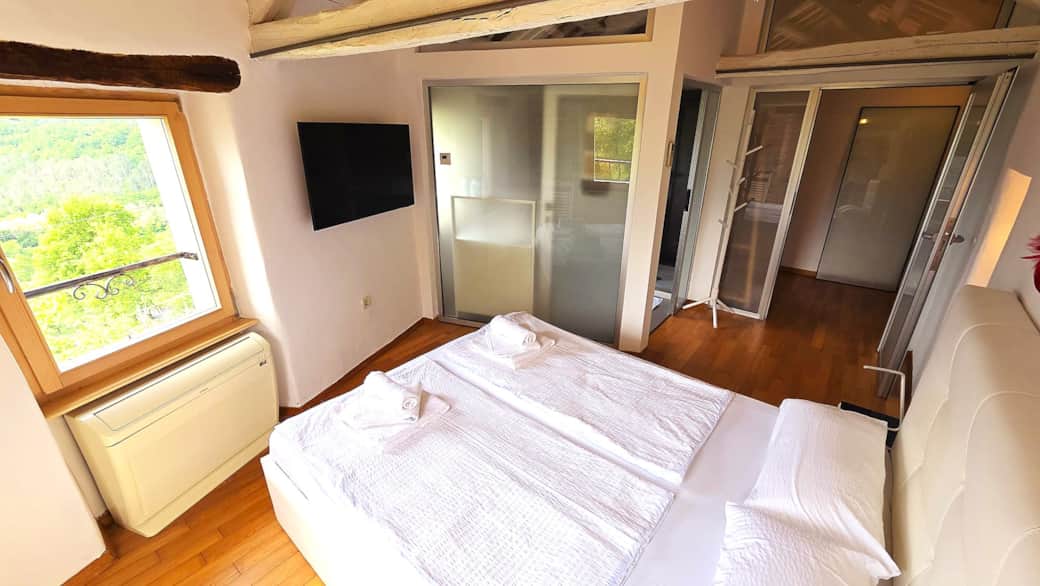 Schlafzimmer_mit_Klimaanlage_und_TV