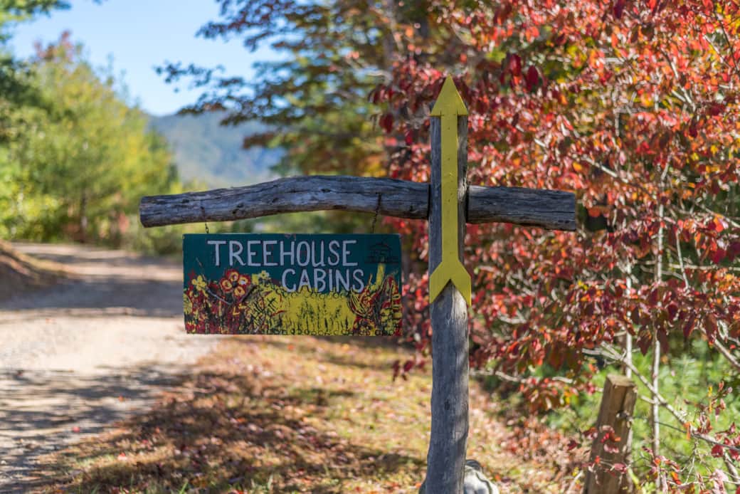 Treehouse sign with arrow 