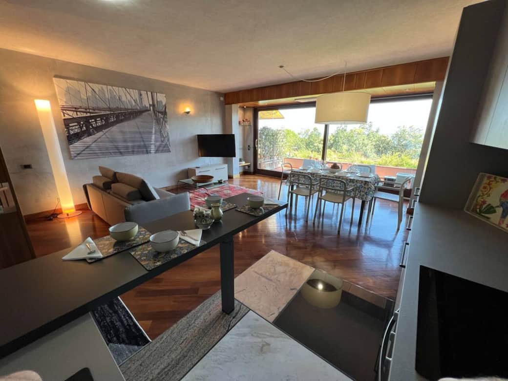 Sala da pranzo con divano letto (solo su richiesta) e cucina