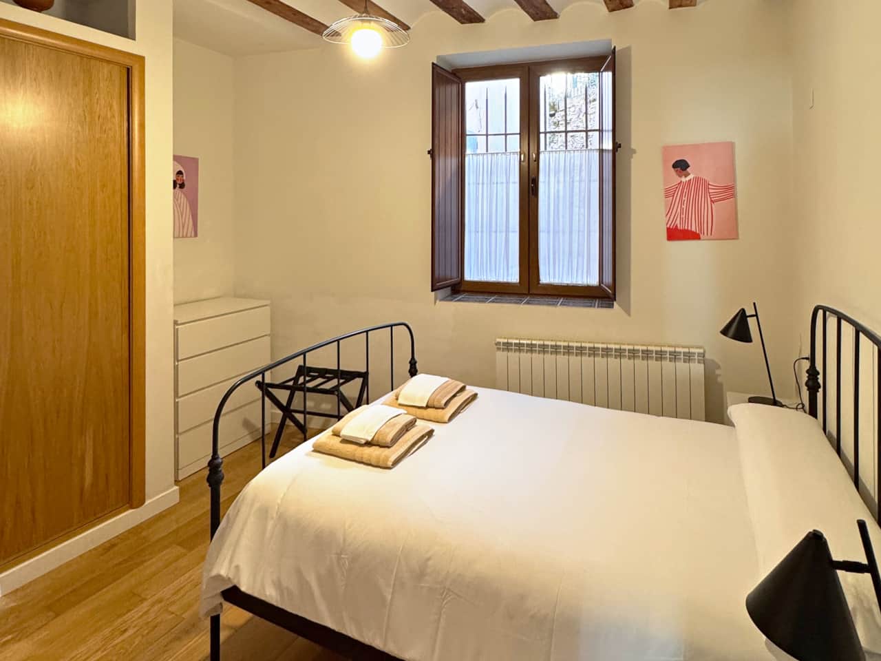 Segundo dormitorio con vigas de madera