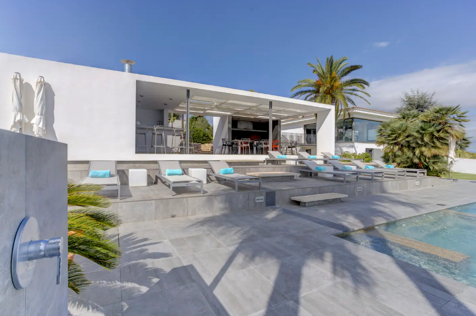 Villa Atalaya chiringuita — enjoy cocktails and snacks steps from the pool and garden Villa Atalaya chiringuita — enjoy cocktails and snacks steps from the pool and garden