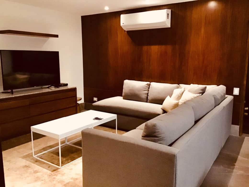 Sala con sillones en L con Smart TV