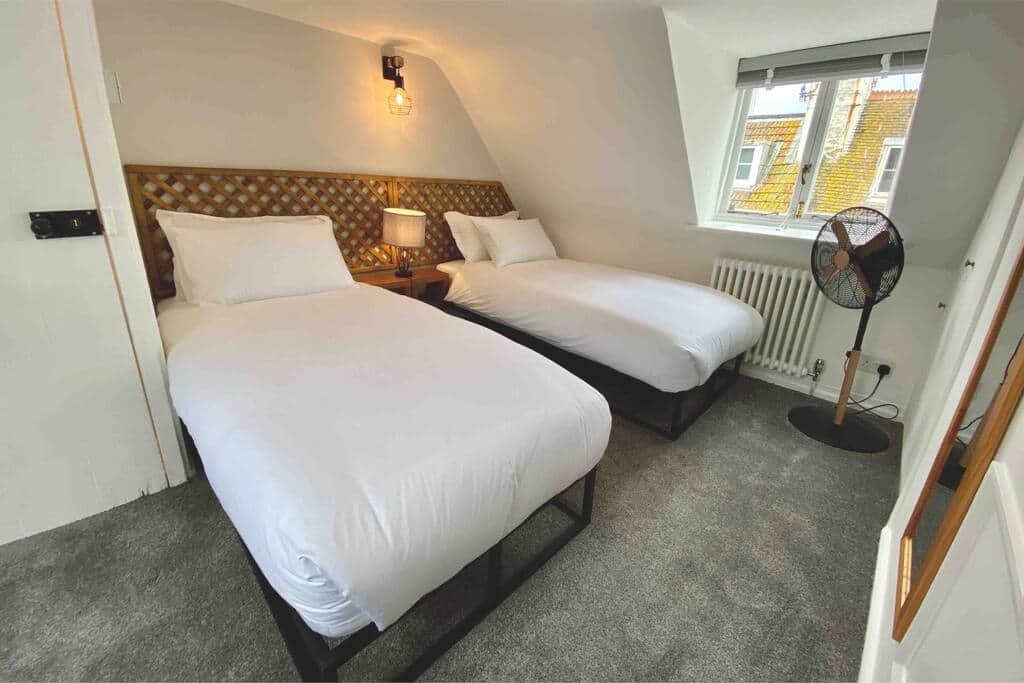 Bedroom 2 - 2 single beds - 2nd floor
