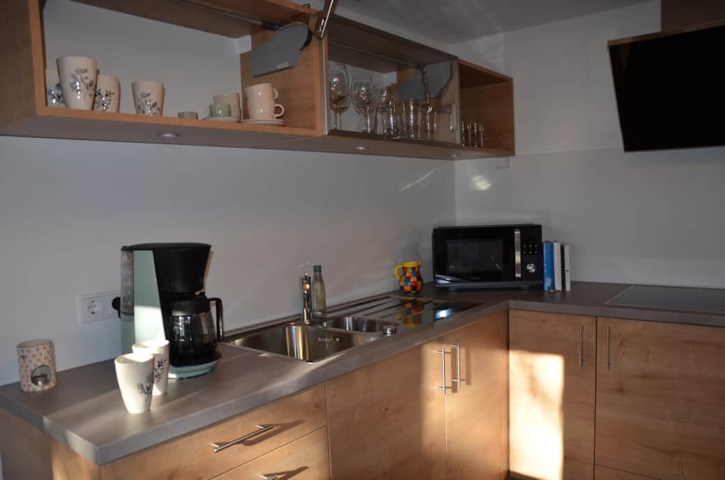 vollausgestattete Küche, die zum Kochen und Verweilen einlädt