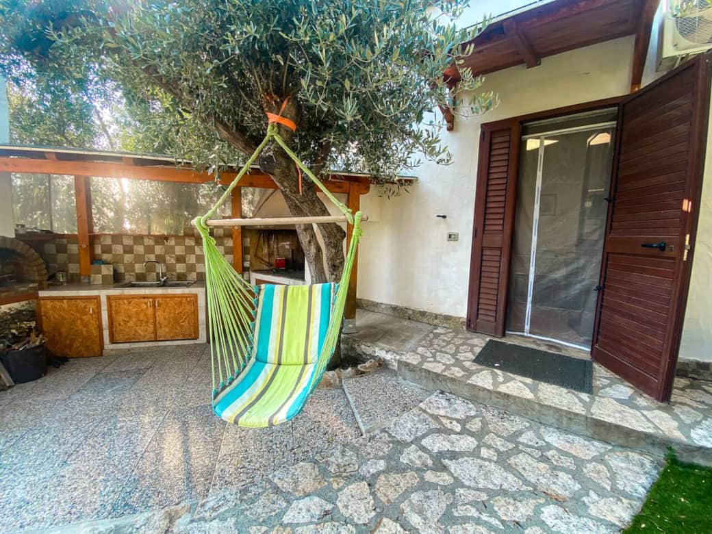 Ingresso indipendente con cucina esterna e amaca all’ombra dell’ulivo. Ideale per rilassarsi e preparare pasti all’aperto in totale autonomia.