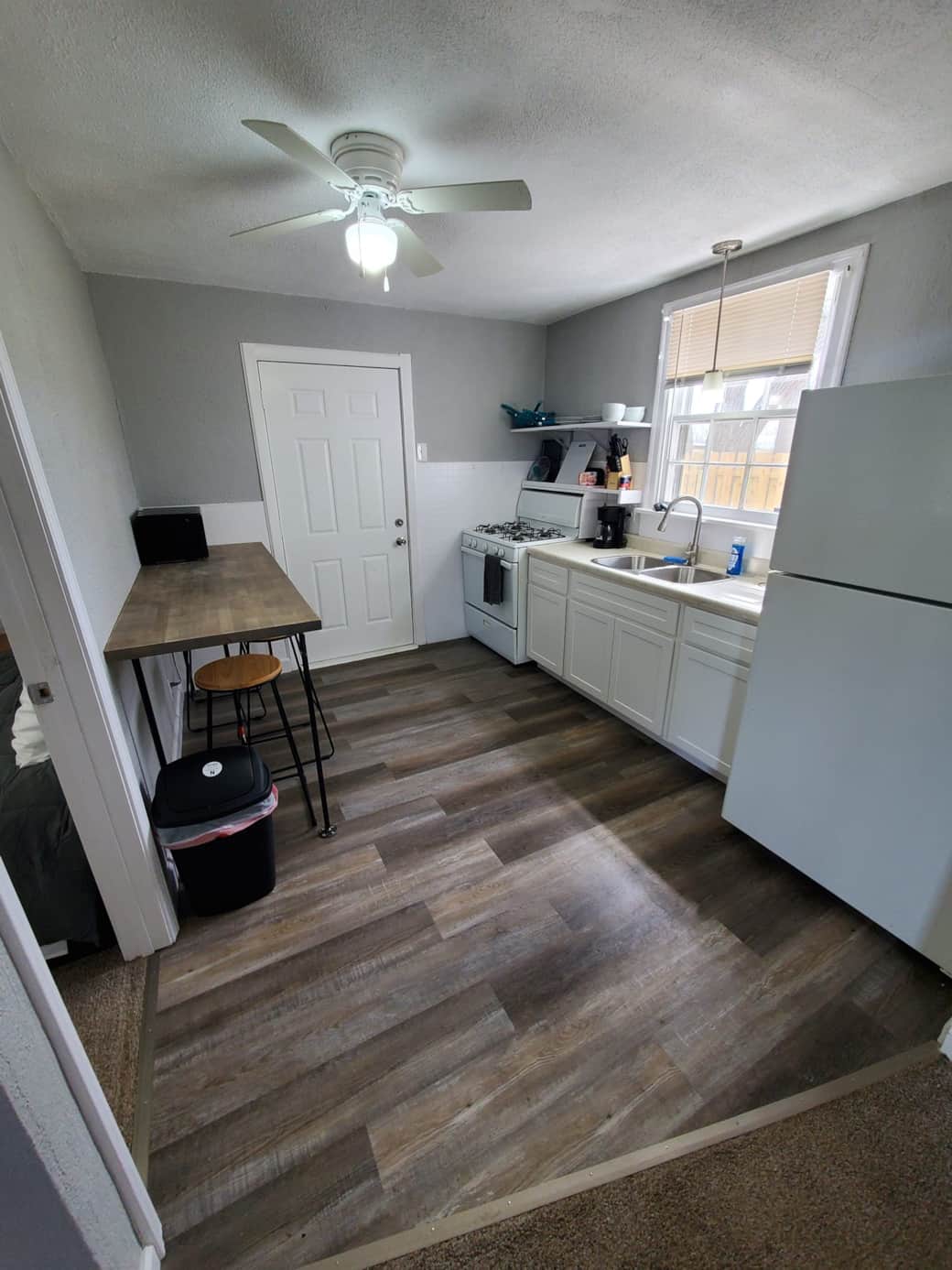 eat-in kitchen eat-in kitchen