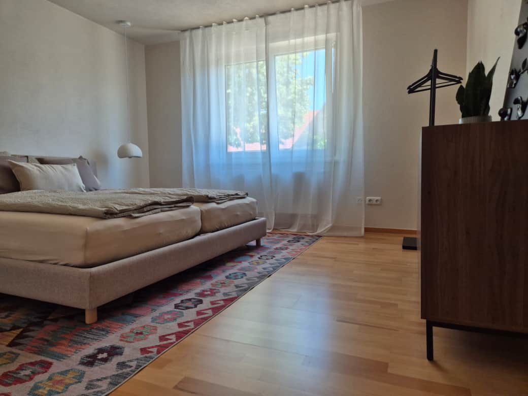 Schlafzimmer mit Doppelbett
