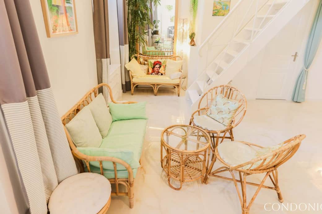 Deuxième salon cathédrale , 4 mètres  de hauteur de plafond. 