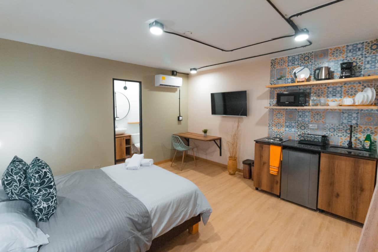 Económico apartamento con aire acondicionado en Laureles Medellín