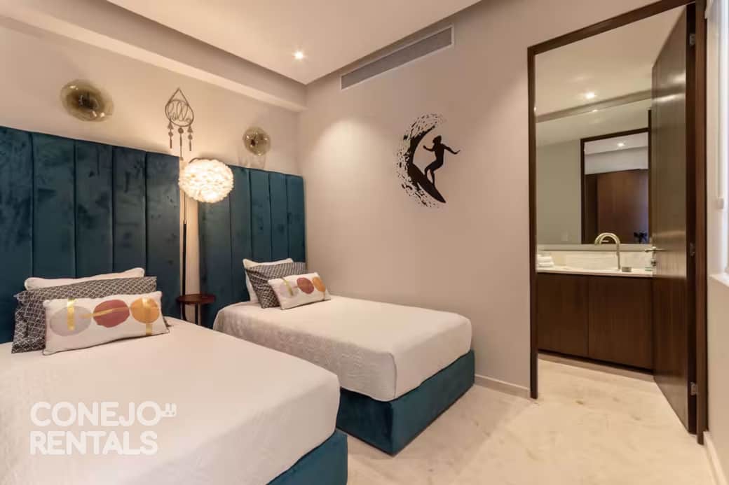 Dos camas matrimoniales, baño privado y estilo cálido. Relájate en Bolongo, Punta de Mita