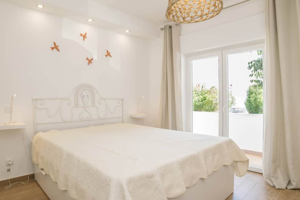 Quarto de cama Queen size com colchão ortopédico. Está equipado com AC, roupeiro, casa de banho privativa, varanda e  estore é elétrico. Todas as camas são feitas com lençóis e almofadas de algodão, assim como as toalhas de banho disponíveis. 