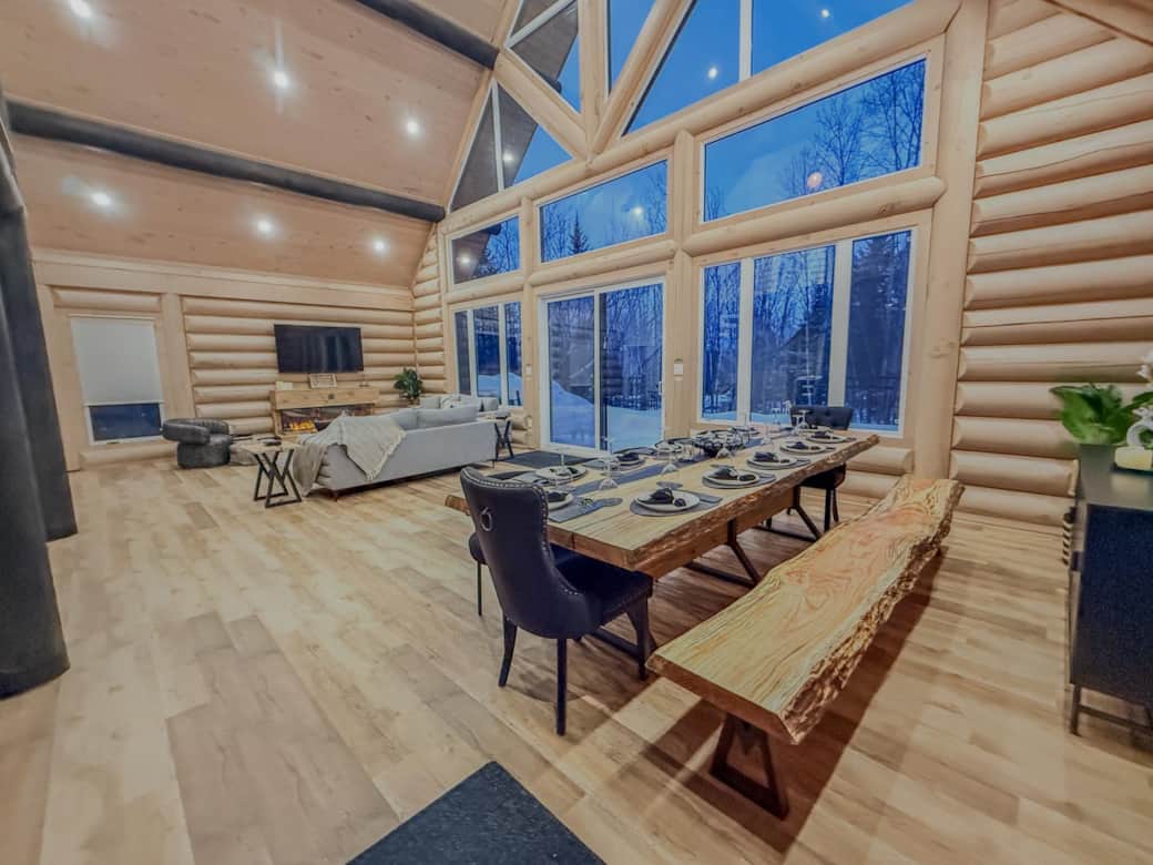 Salle à manger et salon à aIre ouverte, sublimé par une magnifique lumière naturelle