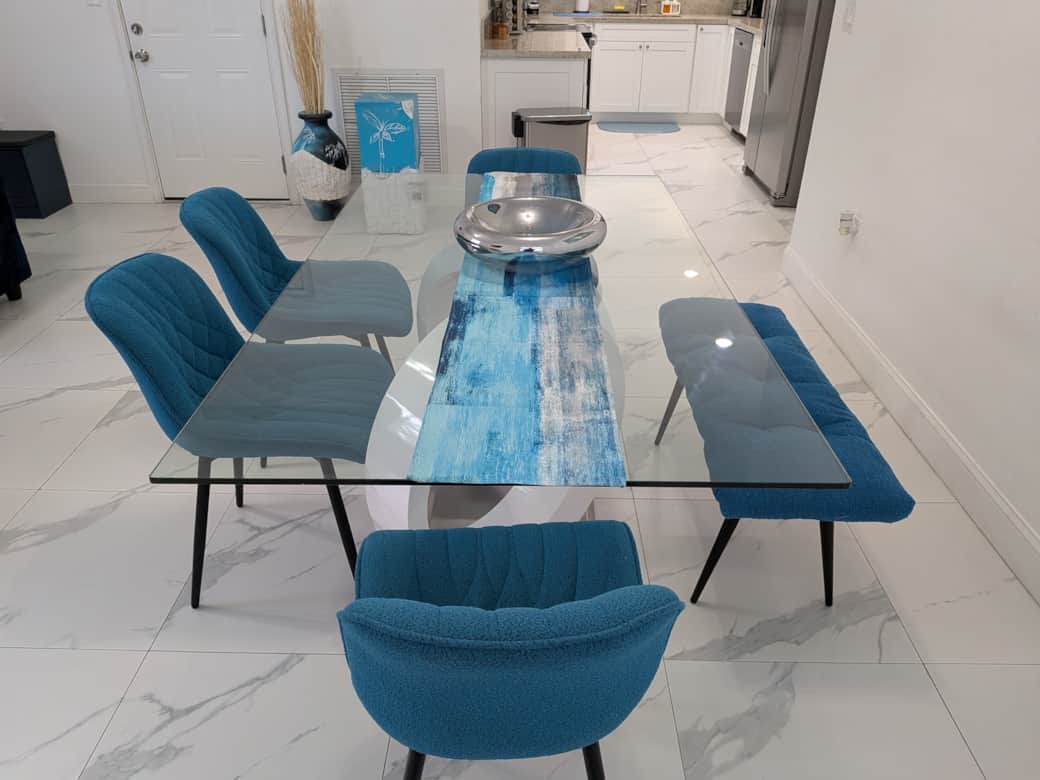 Elegant table for six, perfect for shared moments. Elegant table for six, perfect for shared moments.