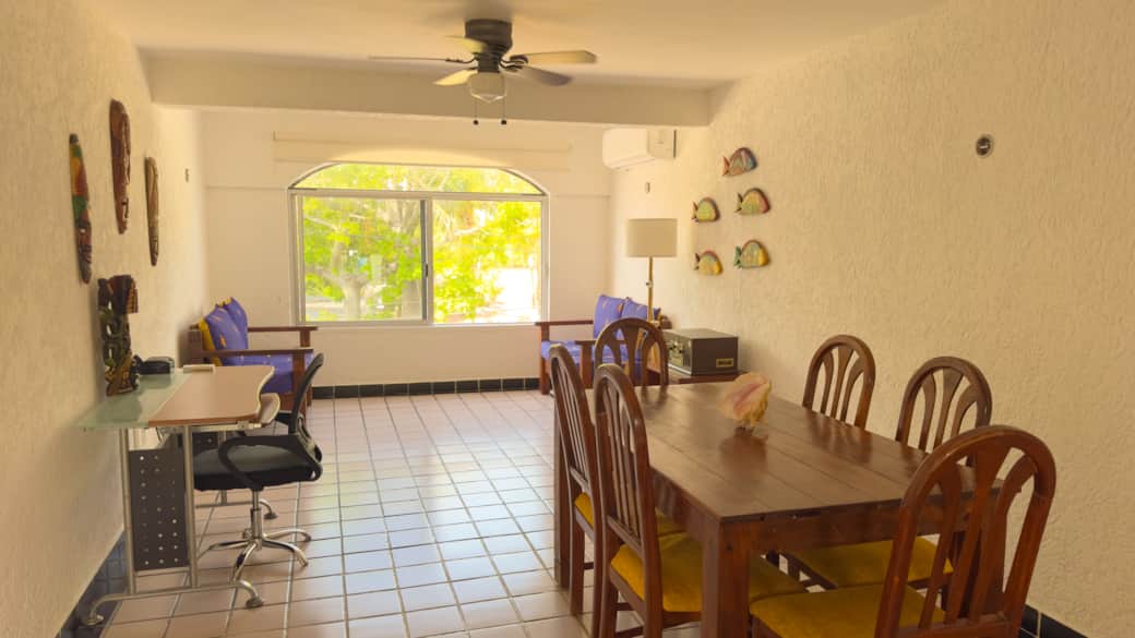 Amplia sala y comedor de concepto abierto — perfecta para reuniones 🛋️🍽️🎉