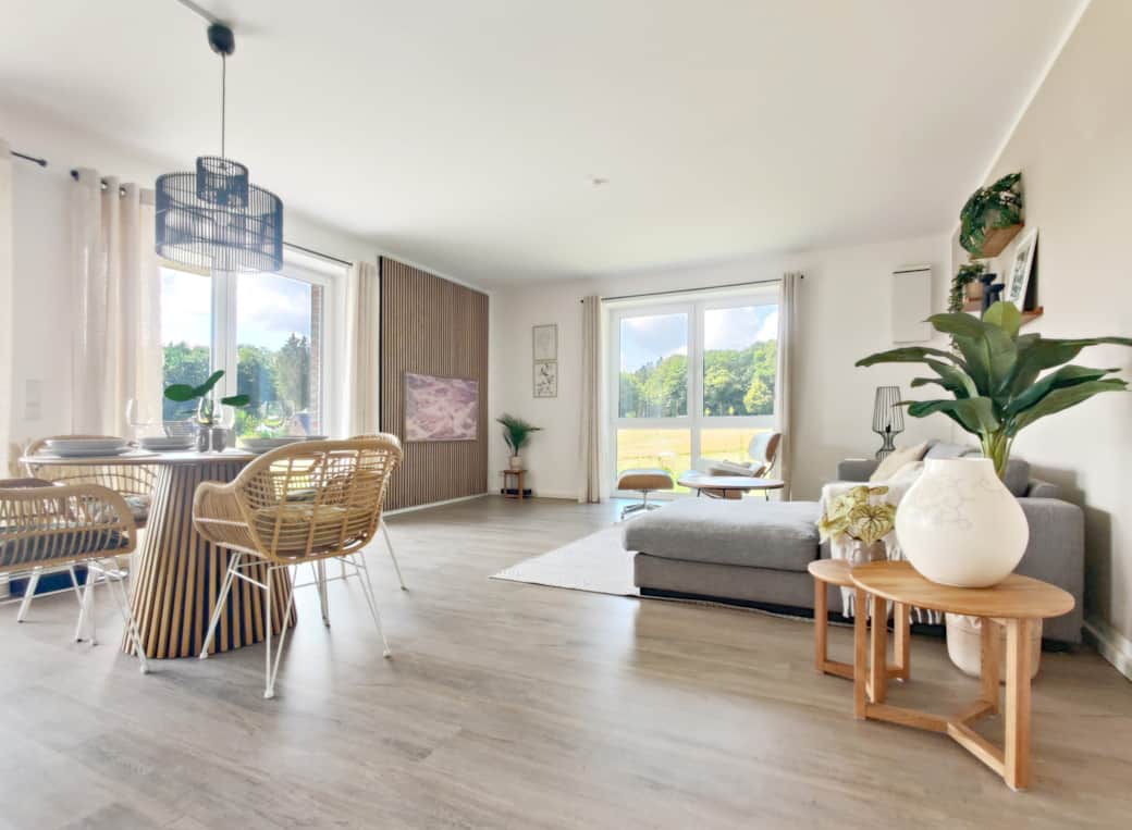 Das geräumige Wohnzimmer ist mit verschiedenen Designermöbeln und eleganter Einrichtung gestaltet.
