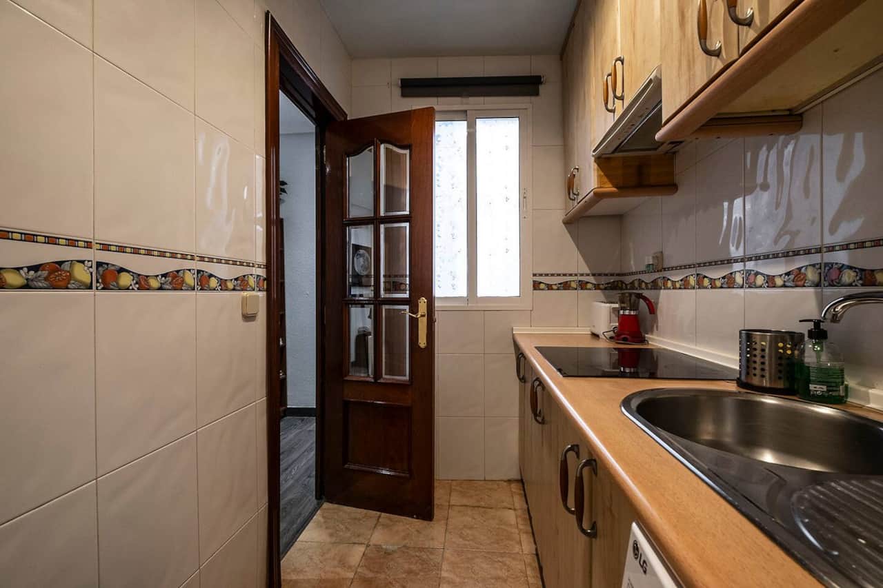 Cocina con ventana y salida al patio