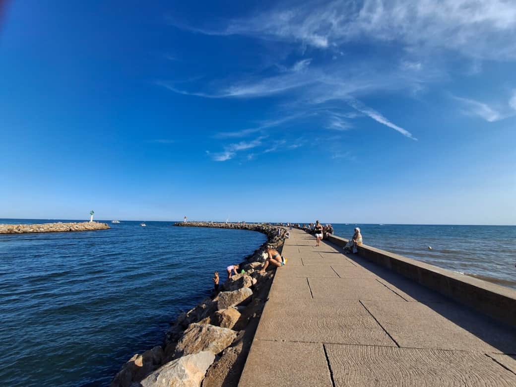 Le Petit Plus : Ne manquez pas la balade jusqu'à l'emblématique phare de Valras-Plage, situé à deux pas.